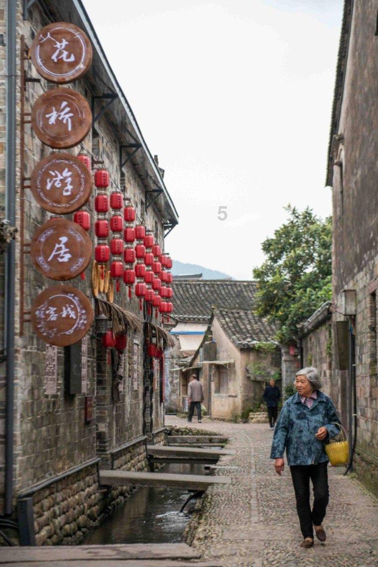 2米3“巨人”小莫去世家人拒领骨灰？当地乡政府：正核实